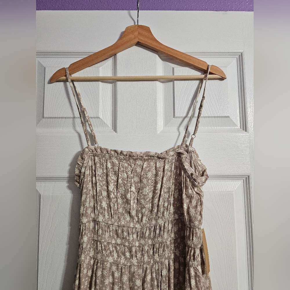Elegant Tan and White Maxi Dress with Flowing Silhouette